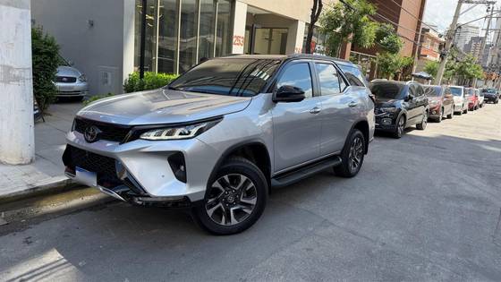 TOYOTA HILUX SW4 2.8 D-4D TURBO DIESEL DIAMOND 7L 4X4 AUTOMÁTICO